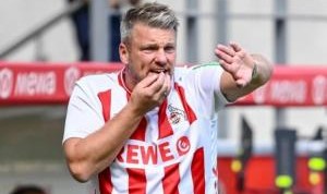 科隆主帅夸斯尼奥克在客场作战时穿了一件球队主场球衣指挥比赛