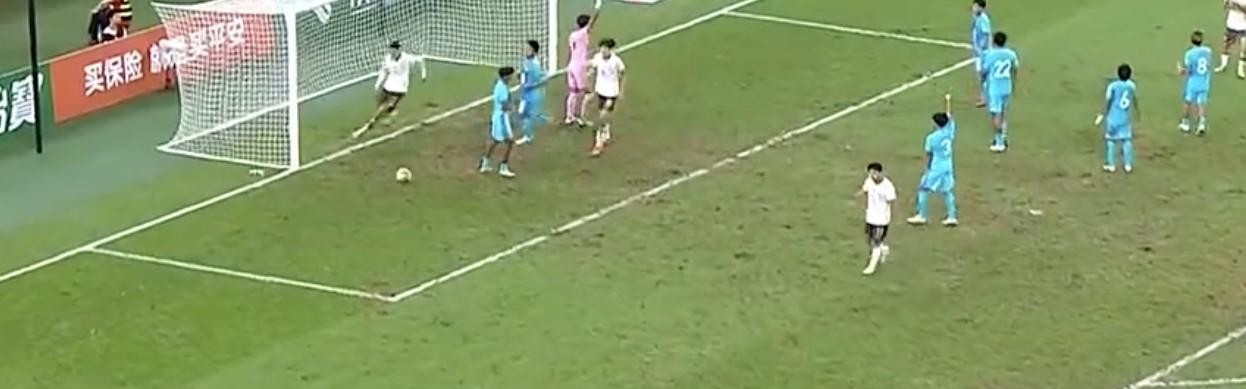 热议U22男足半场：心急但能力不够，说是职业球员都侮辱职业