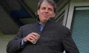 记者：切尔西认为阿布被制裁产生不利影响，仍就FFP和欧足联谈判