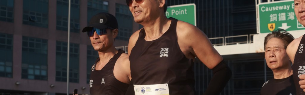 九游娱乐体育官网-四战港马带“银发艺人团”一起完赛，周润发是推广跑步的典范