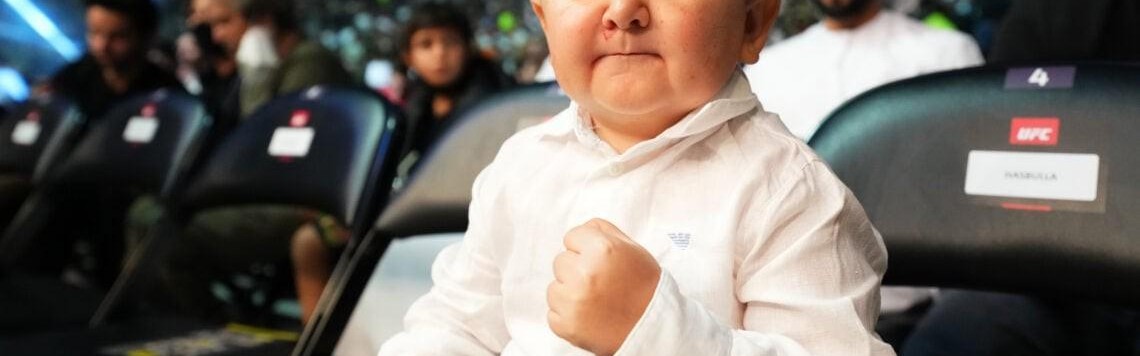 九游娱乐网站-定了？巴萨邀请侏儒网红月底到诺坎普观看与皇家社会的比赛